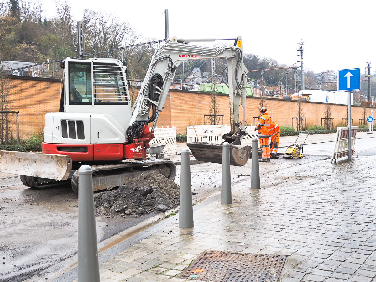 Suite à des contrôles stricts, des réfections de trottoirs et bordures du tram sont actuellement en cours