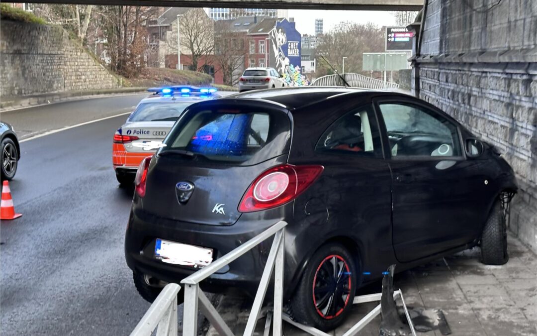 Une voiture démolit les barrières situées dans le tournant de la trémie Sainte-Marie