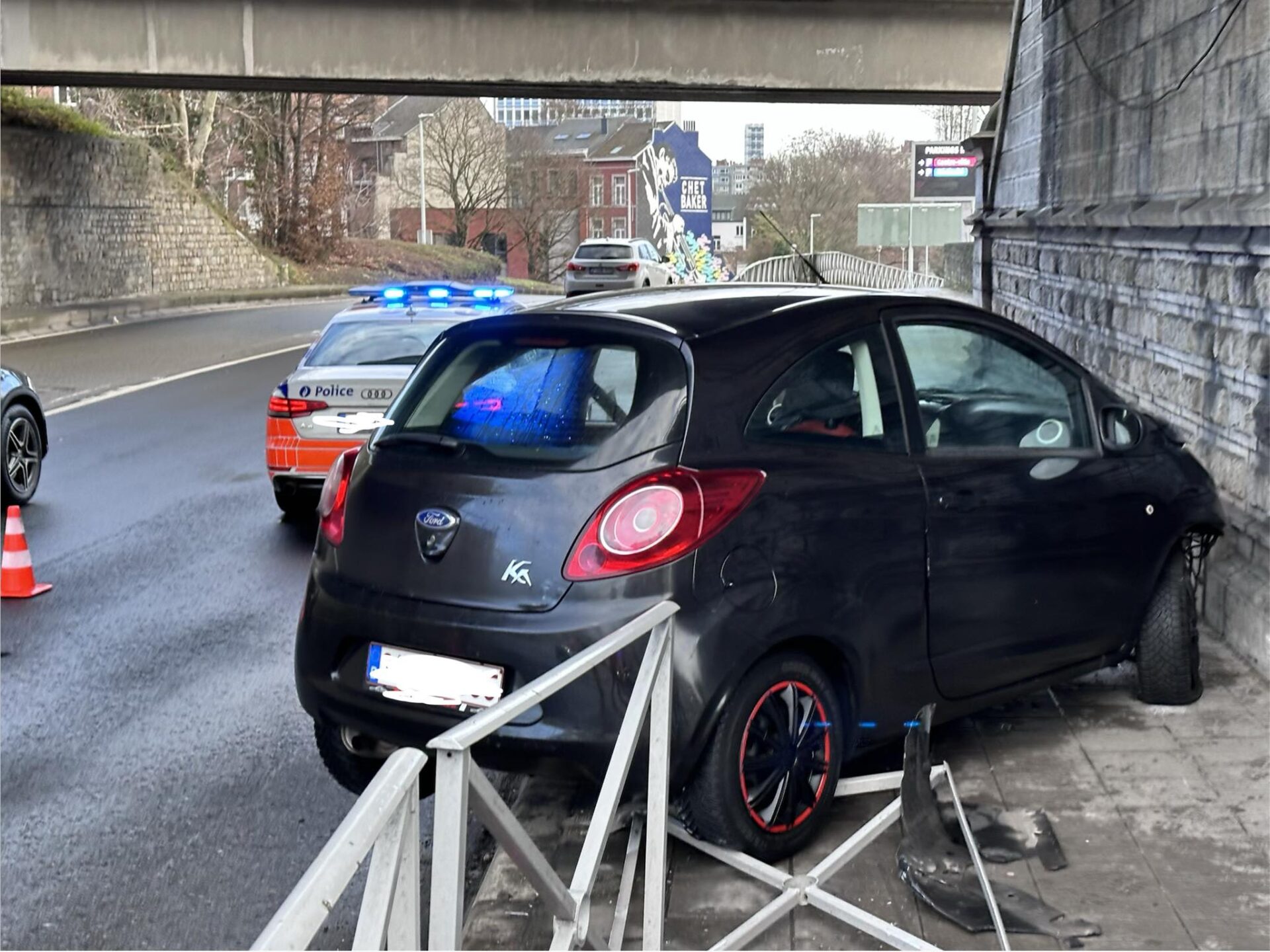 Une voiture démolit les barrières situées dans le tournant de la trémie Sainte-Marie
