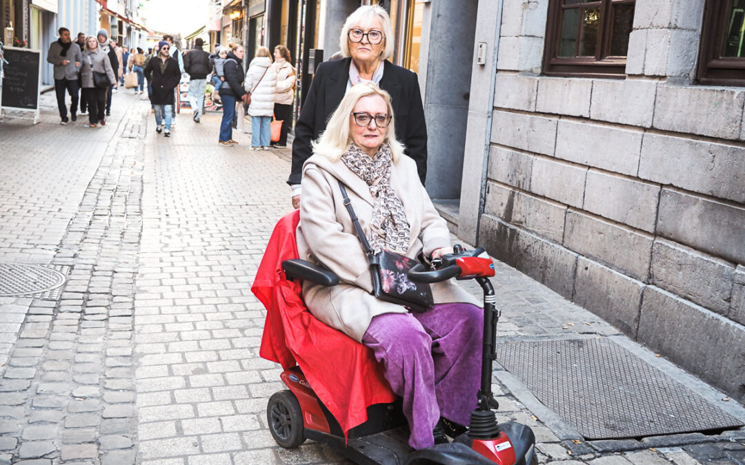 Une octogénaire circule avec sa fille handicapée en fauteuil électrique: le conducteur leur refuse l’accès au tram