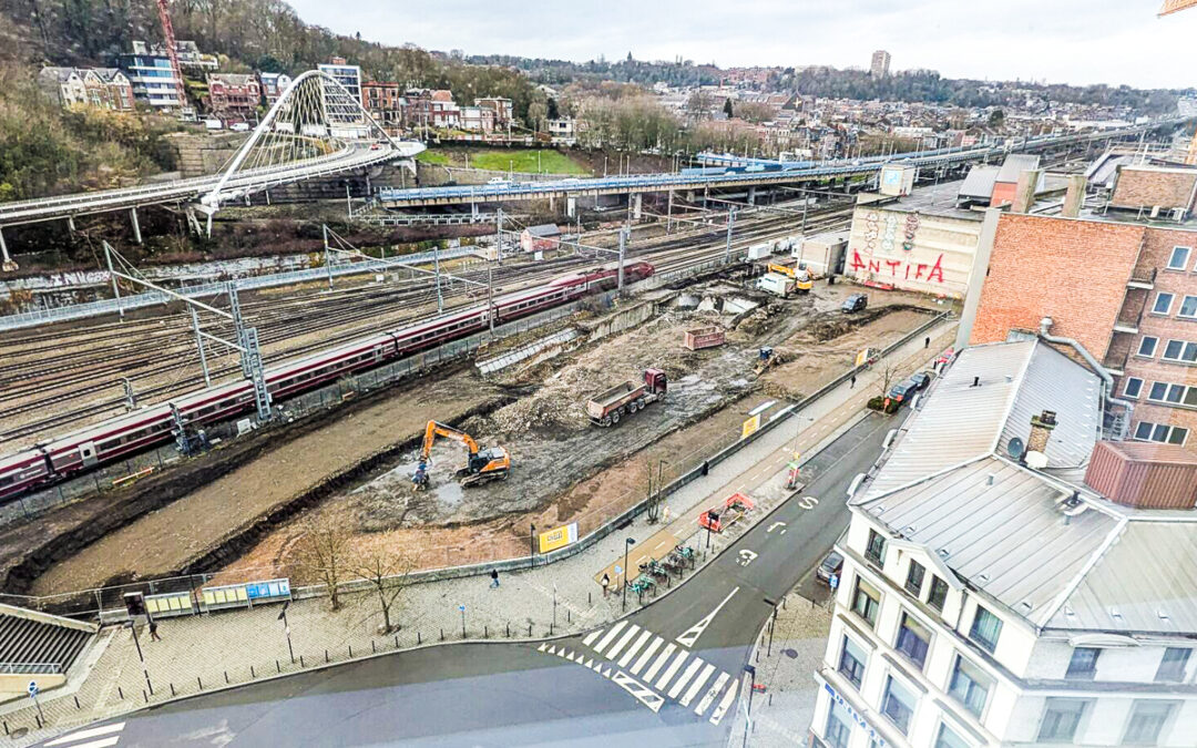 Les pelleteuses en action pour un nouvel immeuble de 7 étages près de la gare des Guillemins