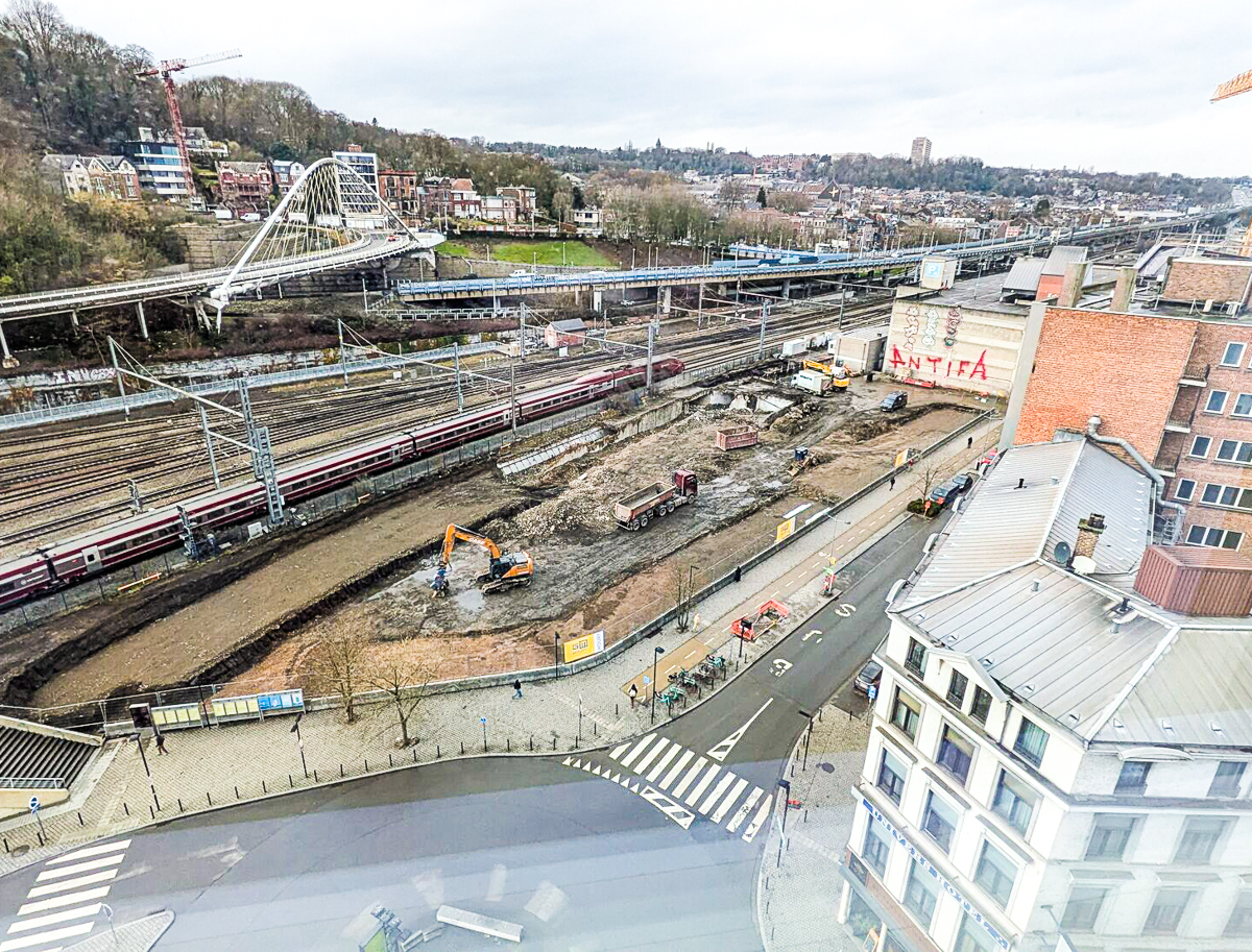 Les pelleteuses en action pour un nouvel immeuble de 7 étages près de la gare des Guillemins