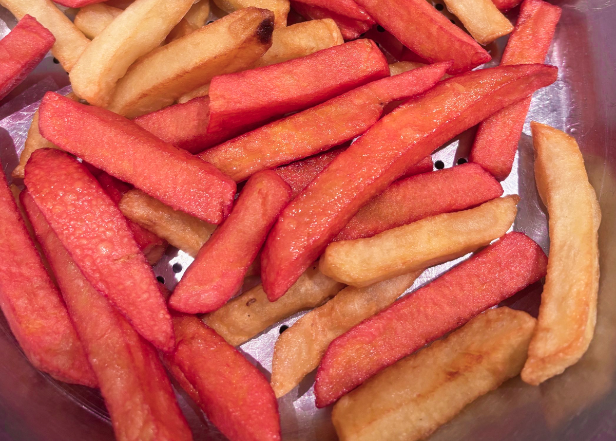 Plutôt que des fleurs, offrez un ravier de frites roses à la Saint-Valentin: une nouveauté liégeoise