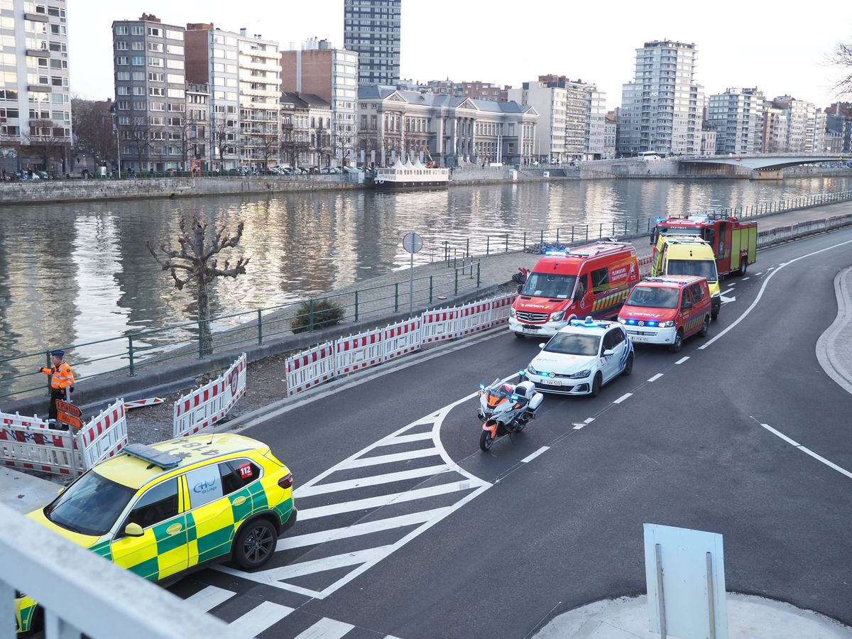 Un homme se jette à l’eau depuis la passerelle Saucy pendant la Batte
