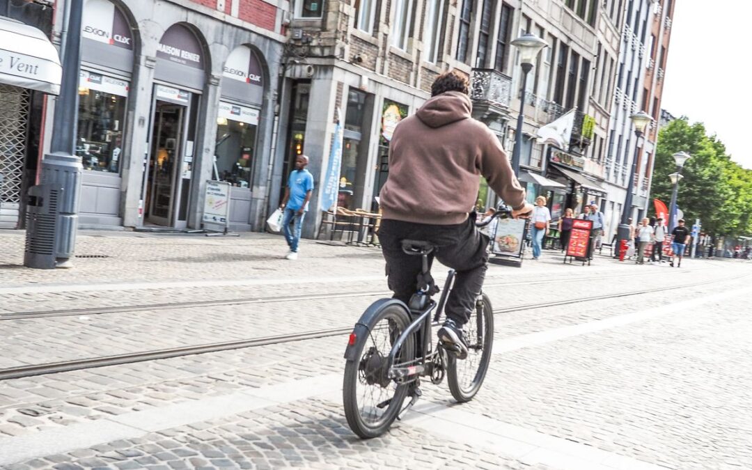 Pas de bornes d’entretien vélo en libre accès… ni de vaste parking sécurisé au centre-ville ?