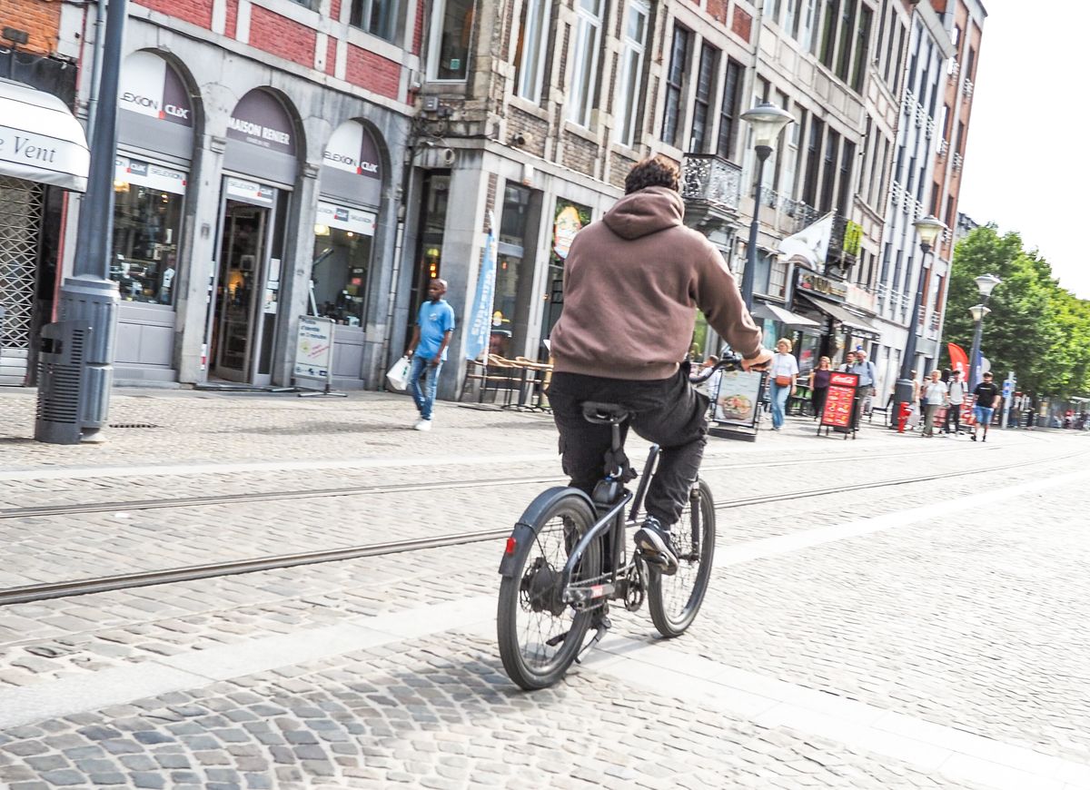 Pas de bornes d’entretien vélo en libre accès… ni de vaste parking sécurisé au centre-ville ?