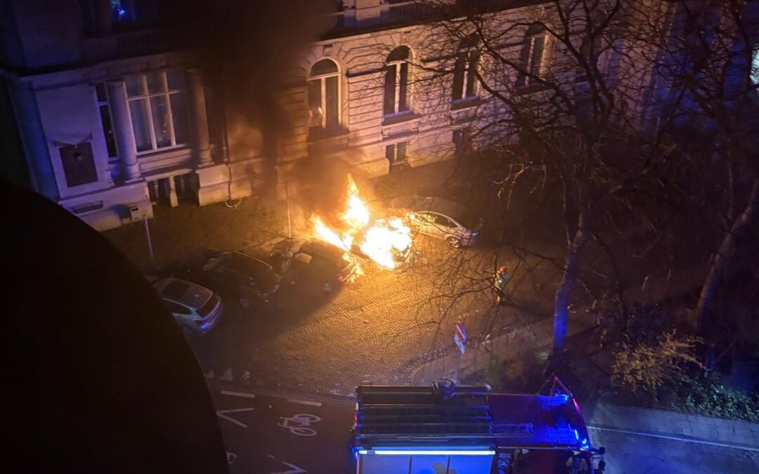 Incendie de trois véhicules, cette nuit, devant l’université place du 20-Août