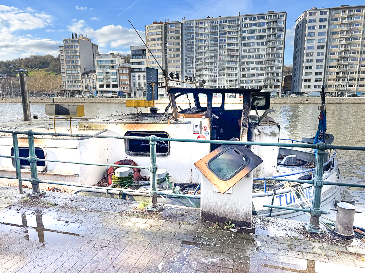 Incendie d’une péniche, hier, quai Godefroid Kurth