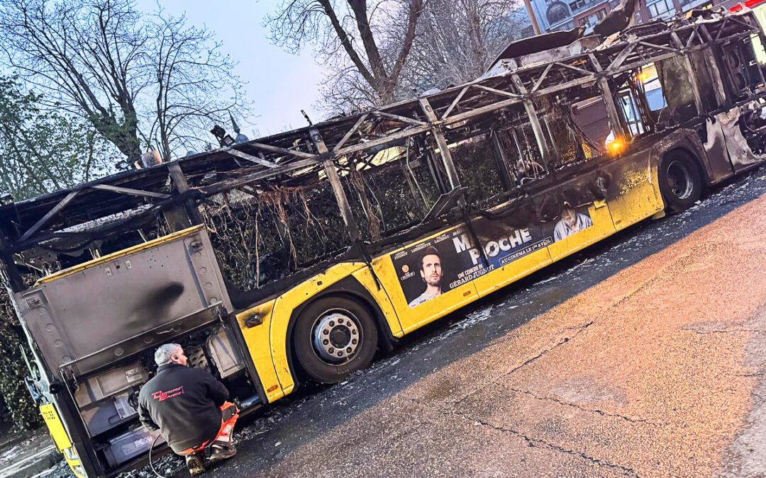 Un bus hybride prend feu près de la tour Kennedy: c’est le troisième qui crame entièrement !