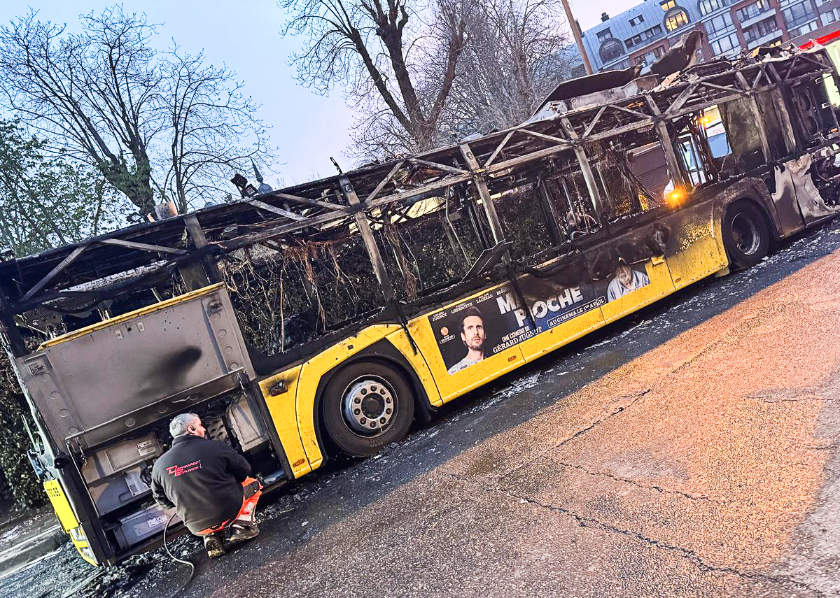Un bus hybride prend feu près de la tour Kennedy: c’est le troisième qui crame entièrement !