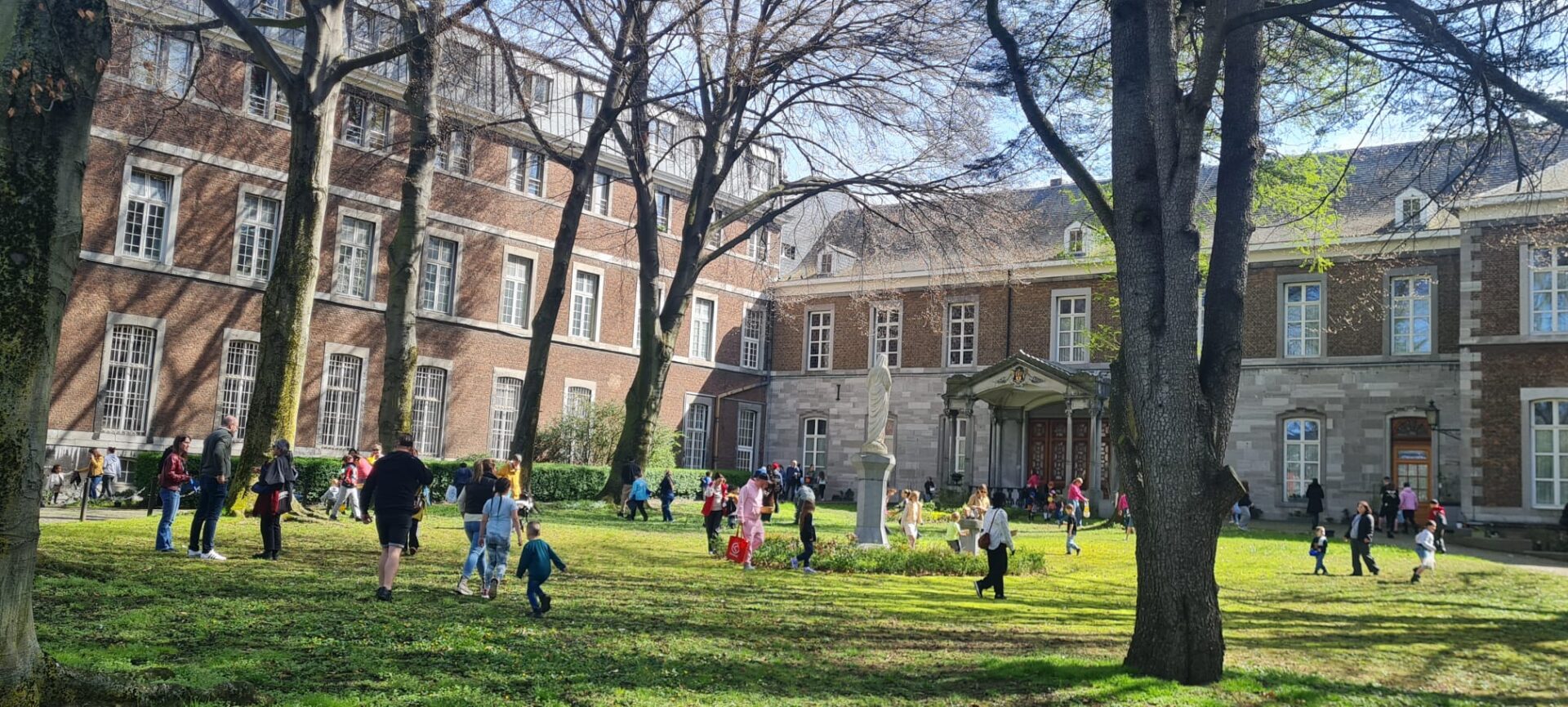 Grosse affluence pour la première chasse aux oeufs dans les jardins privés de l’évêque: il a fallu aller rechercher du chocolat