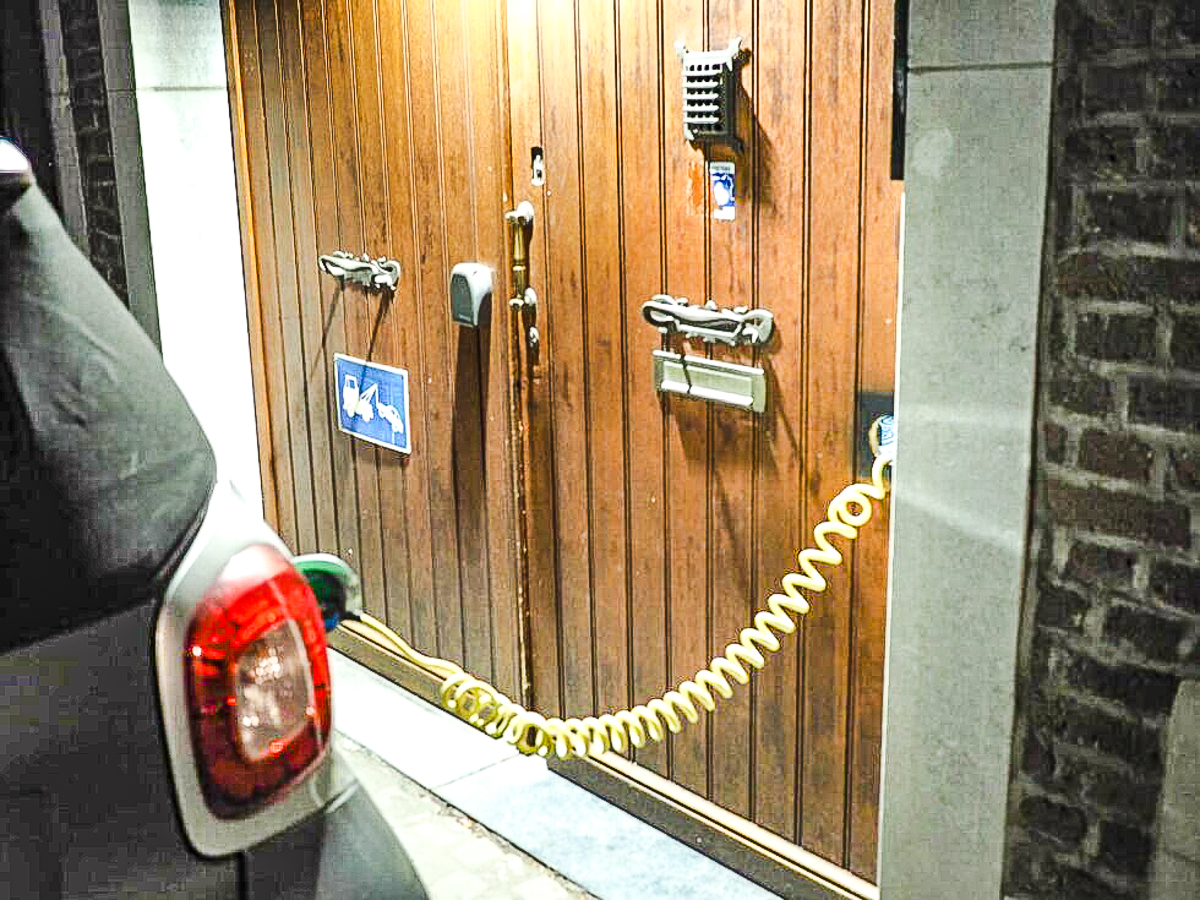 Recharge de véhicules: la Ville autorise officiellement (sous conditions) les dalles « passe-câble » et les goulottes dans les trottoirs