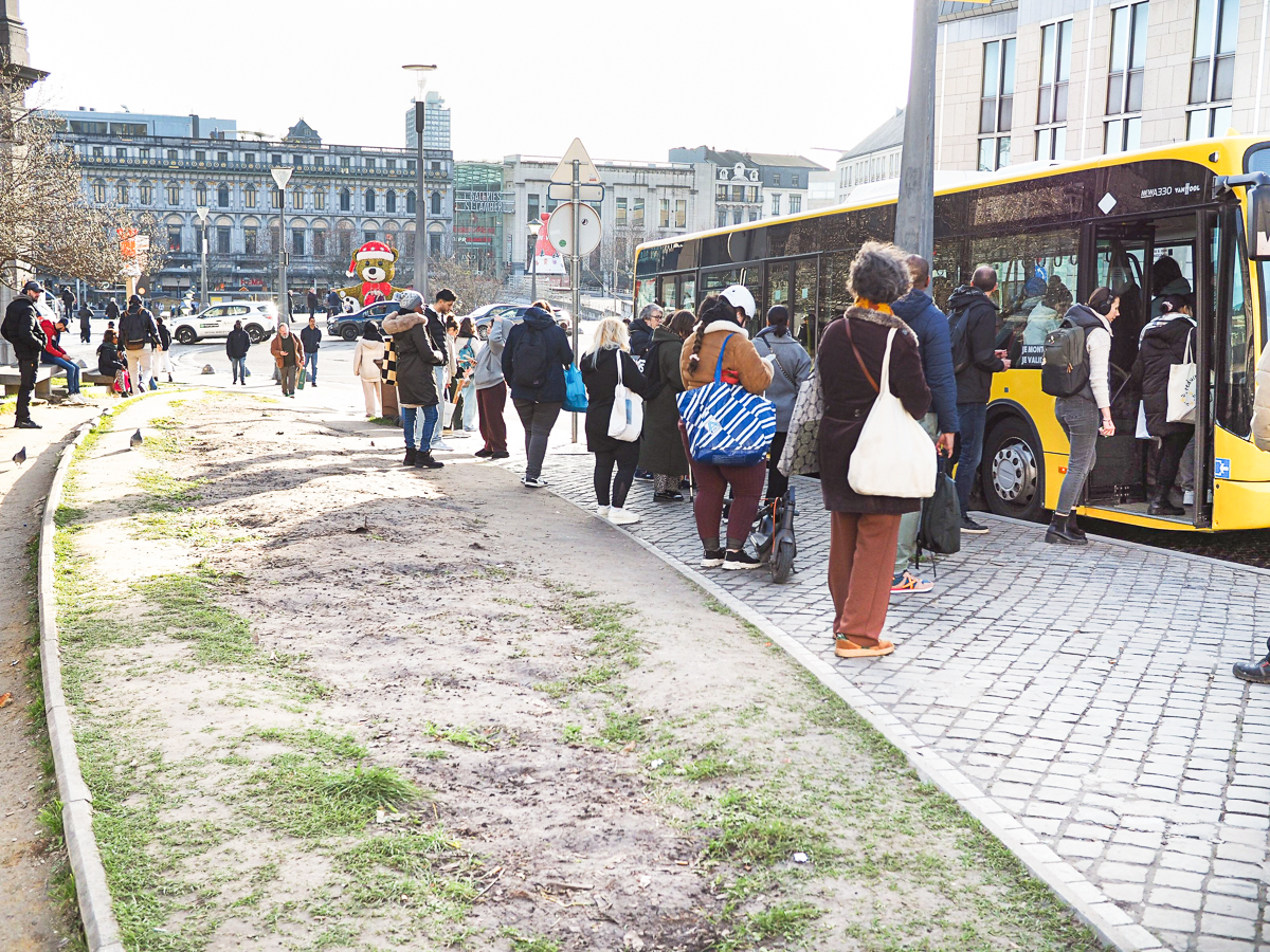 Les arrêts de bus inadaptés devant le Palais provincial pourraient être déplacés le long de l’espace Tivoli
