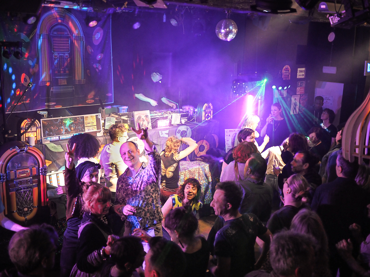 Juke-box DJ party: tu choisis parmi 5.000 disques 45 tours dans des bacs, Phil B. te les mixe et tu danses dessus