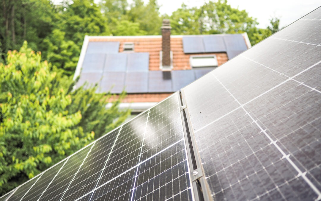 Les panneaux solaires des années 2000 arrivent en fin de vie : le recyclage explose en région liégeoise !