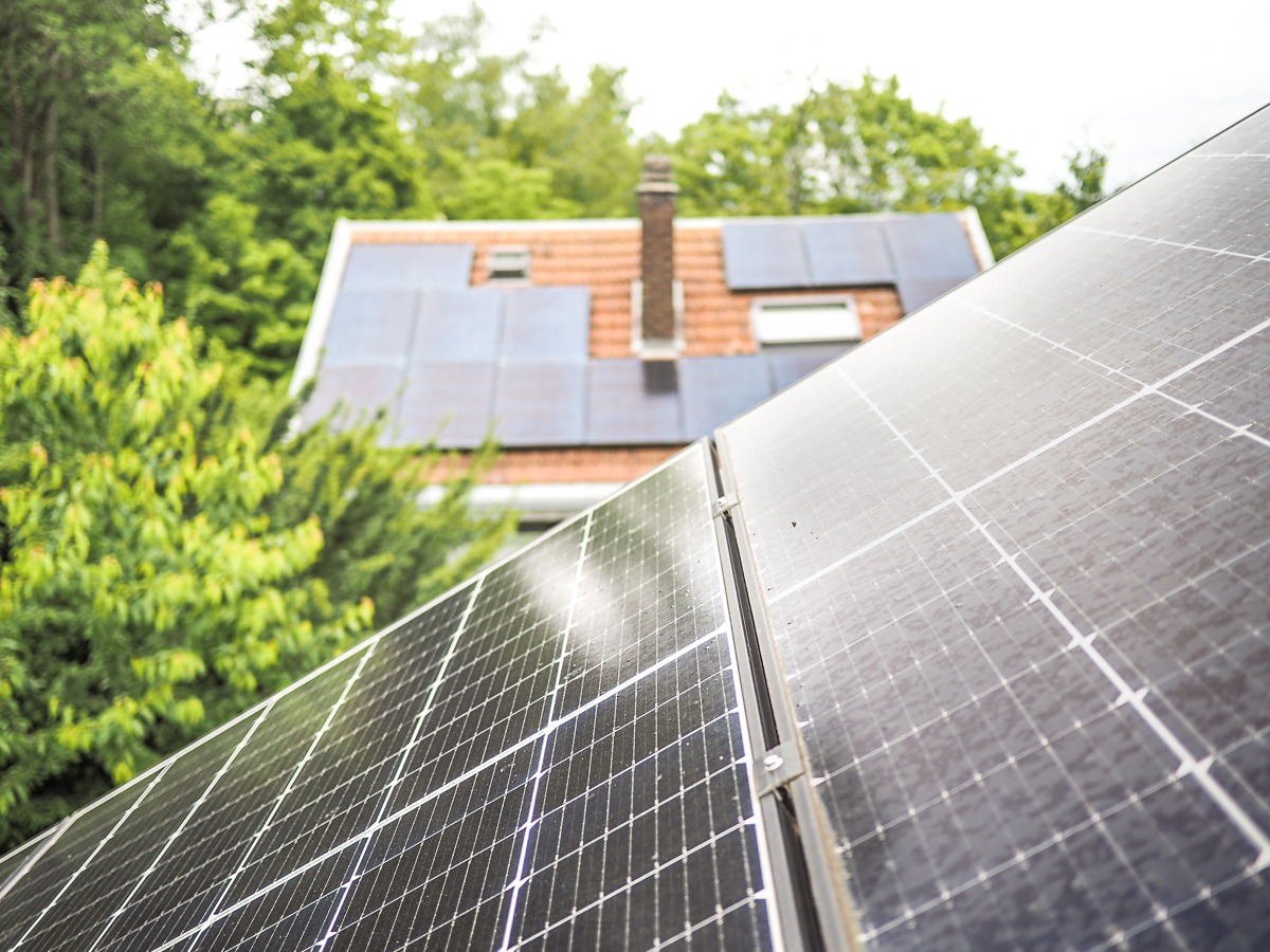 Les panneaux solaires des années 2000 arrivent en fin de vie : le recyclage explose en région liégeoise !