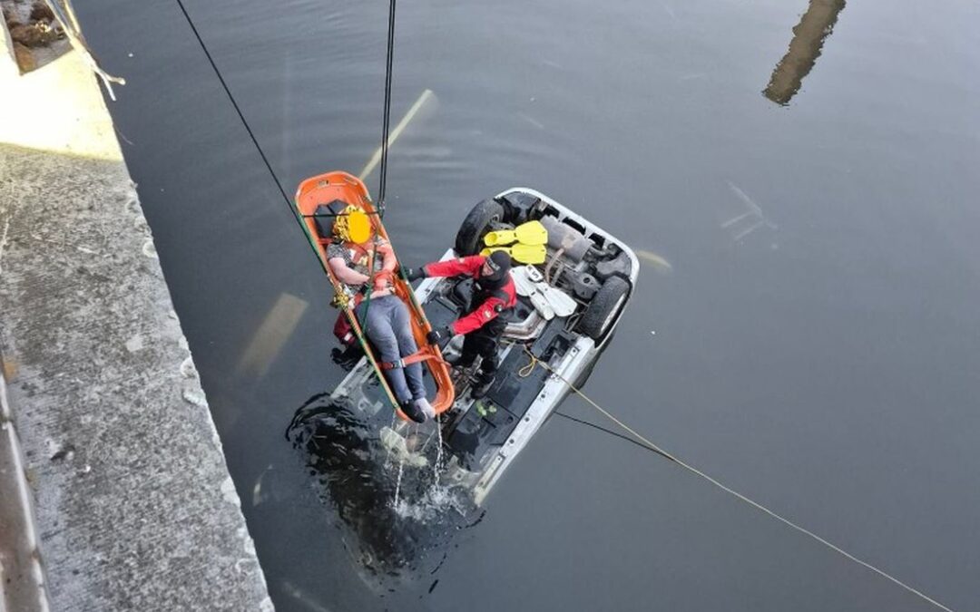Une voiture tombe dans l’eau à Chênée : le conducteur a été sauvé par les pompiers