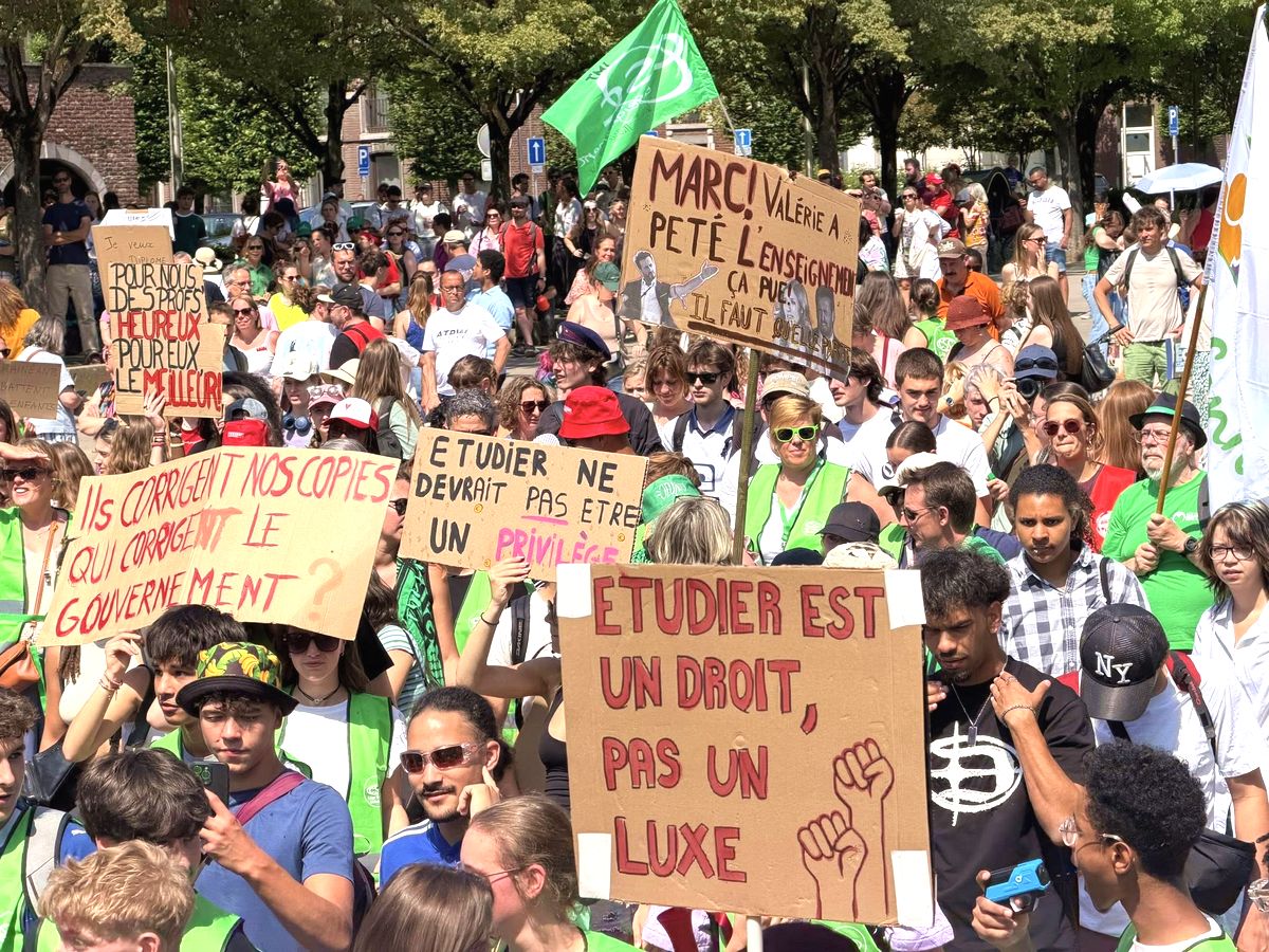 Grève dans l’enseignement: plus de mille manifestants sur l’esplanade Saint-Léonard