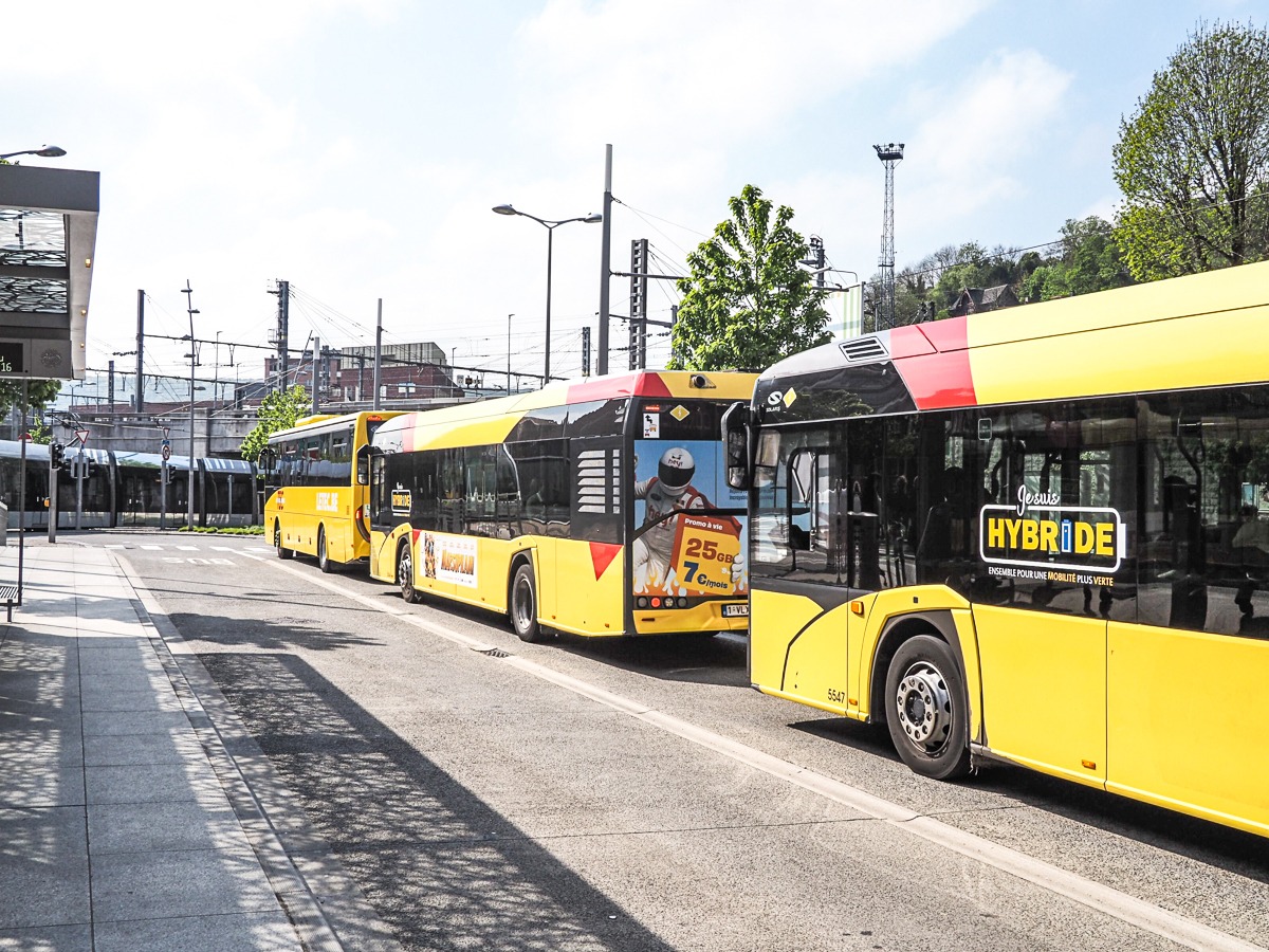 Accident entre trois bus, hier, place Leman: une dizaine de blessés légers