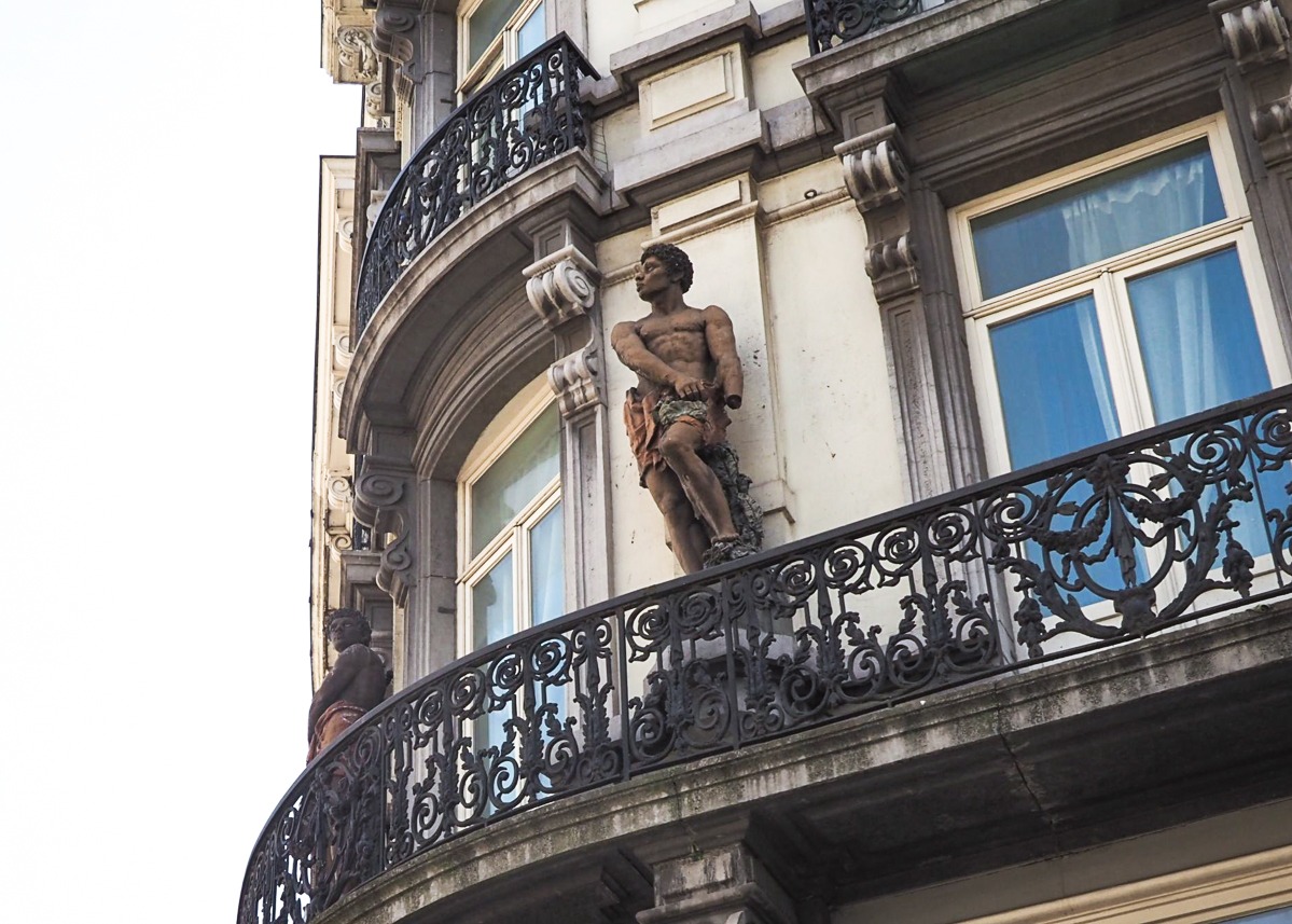 Des statues d’hommes noirs aux mains coupées, rappelant des atrocités coloniales, vont être réparées rue Léopold