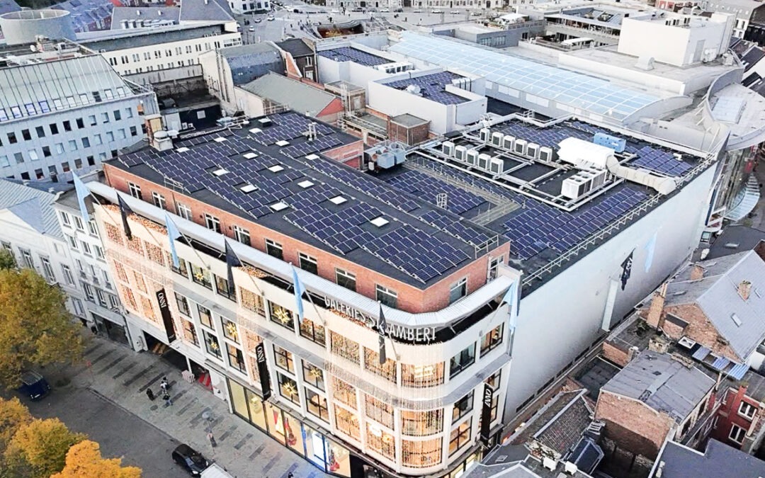 Les toitures des Galeries Saint-Lambert recouvertes par 374 panneaux photovoltaïques