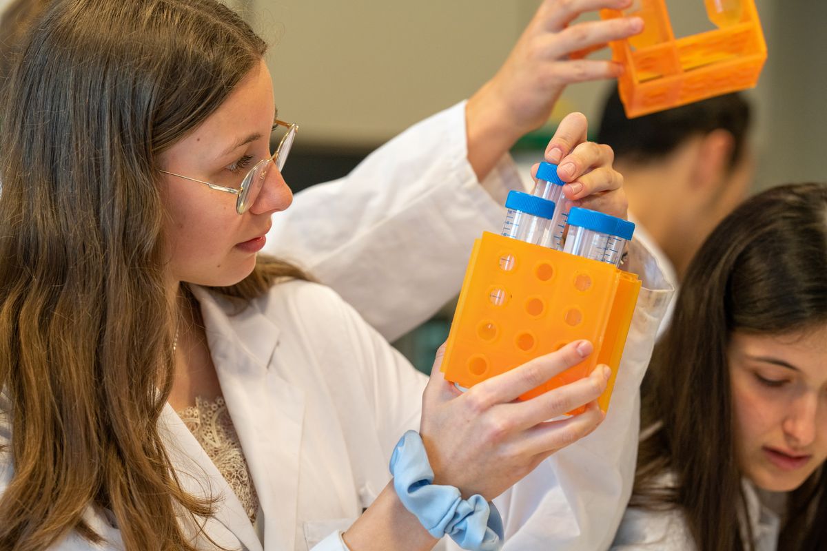 L’HELMo renforce son offre de cursus en alternance entreprise avec 3 nouveaux bacheliers et un nouveau master