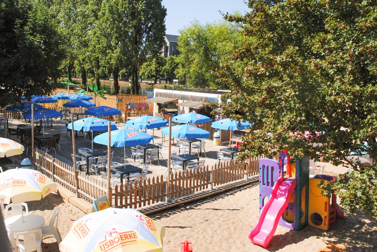 Plaine de jeux, terrasse et transats: quand il fait chaud, c’est Visé plage !