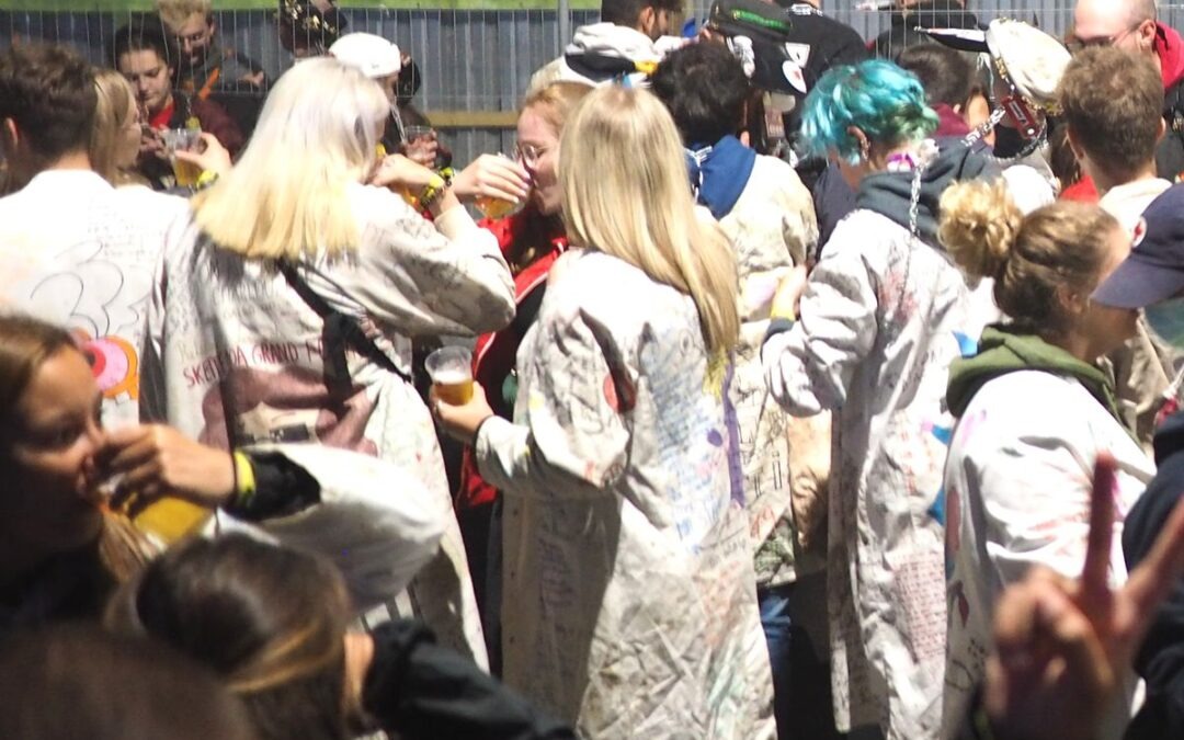 Le Bal des moflés, un dernier « chapi » des étudiants pour célébrer la fin de l’année académique