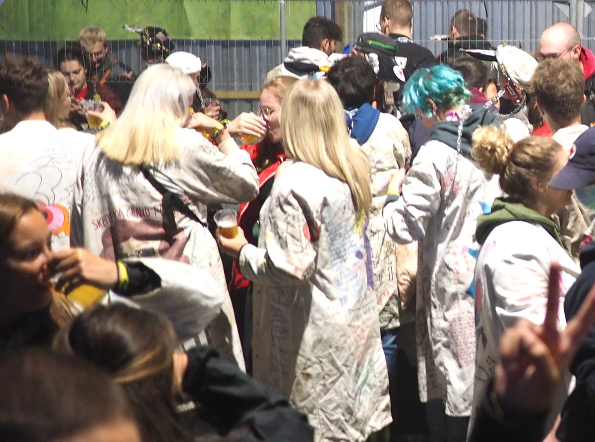 Le Bal des moflés, un dernier « chapi » des étudiants pour célébrer la fin de l’année académique