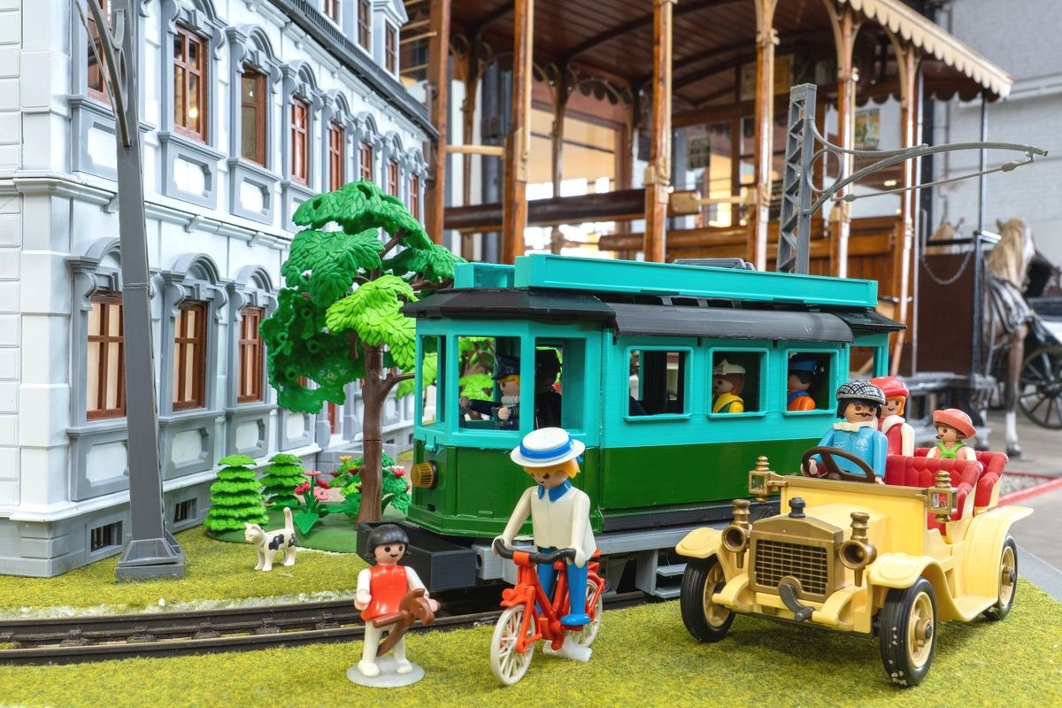 Une expo Playmobil retrace plus d’un siècle de mobilité urbaine au Musée des Transports en Commun