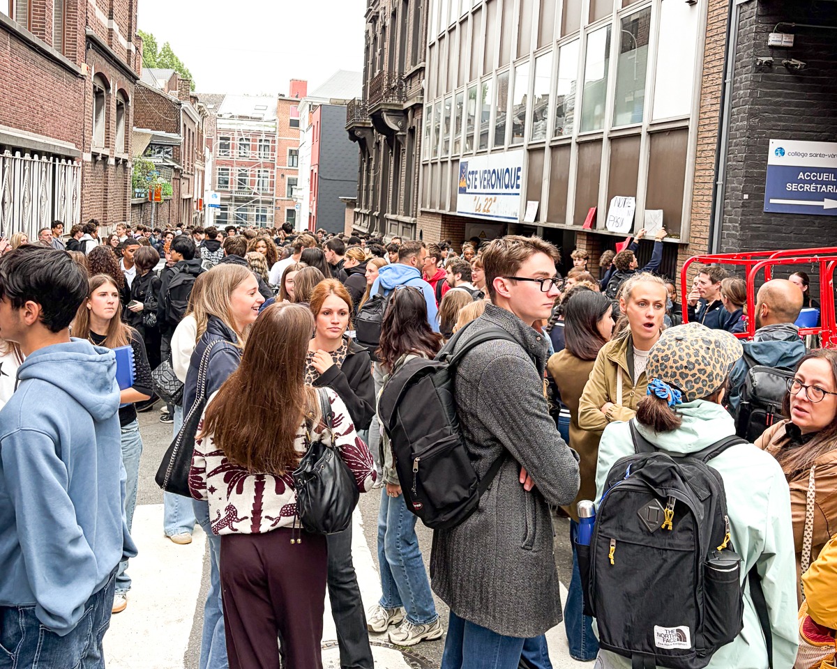 Collège Sainte-Véronique: une reprise des cours empêchée par une masse de personnes malgré la décision de justice