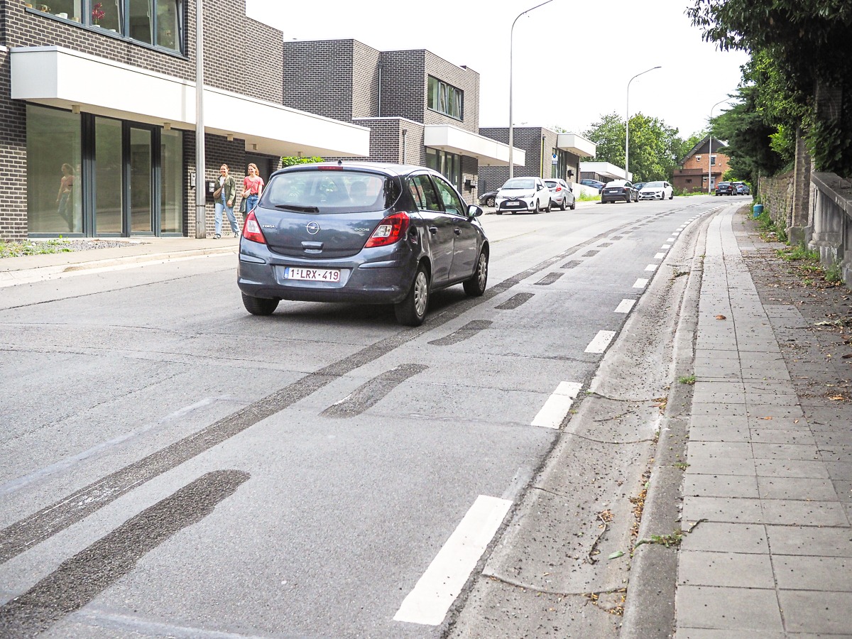 L’asphalte a été raclé avenue Constantin de Gerlache pour effacer la piste cyclable problématique
