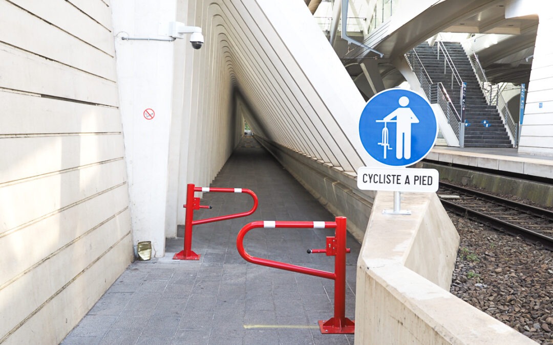 Terminée mais pas accessible, la nouvelle piste plus ou moins cyclable qui traverse la gare des Guillemins interroge par ses particularités