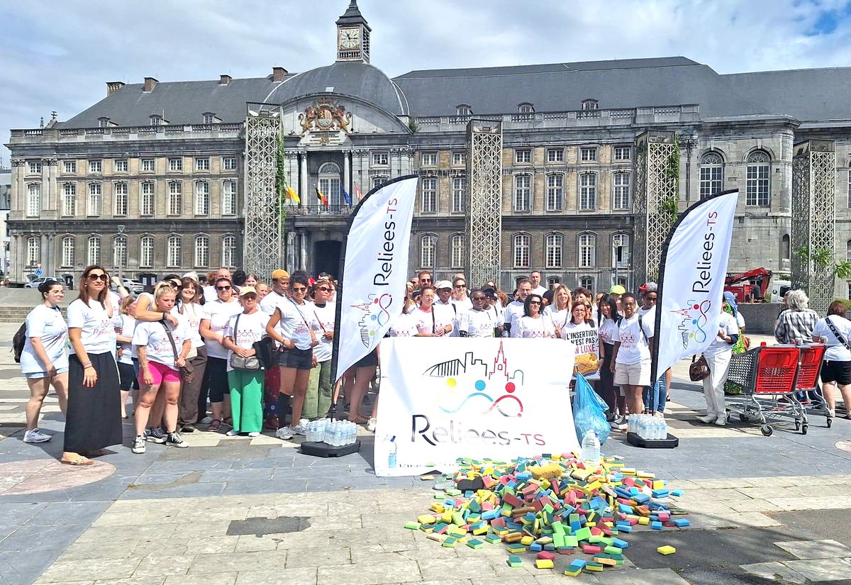 Des centaines d’éponges place Saint-Lambert: une action par rapport à la réforme des titres-services