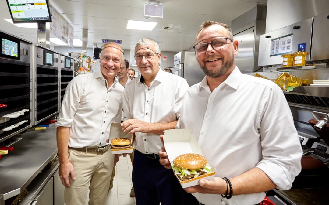 L’échevin et le ministre posent pour McDonald’s et passent pour des ambassadeurs de la malbouffe
