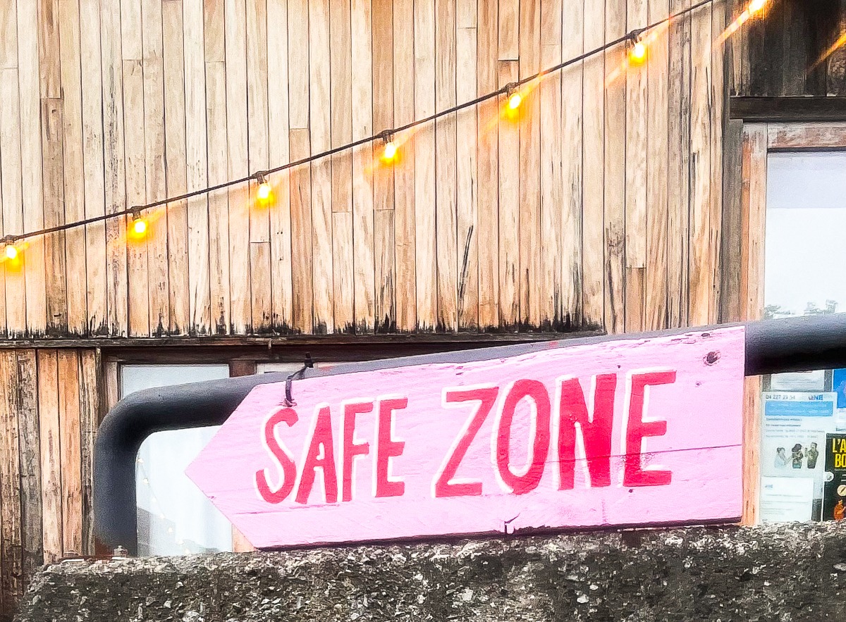 Du pogo au câlin : la scène liégeoise réinvente la fête « safe »