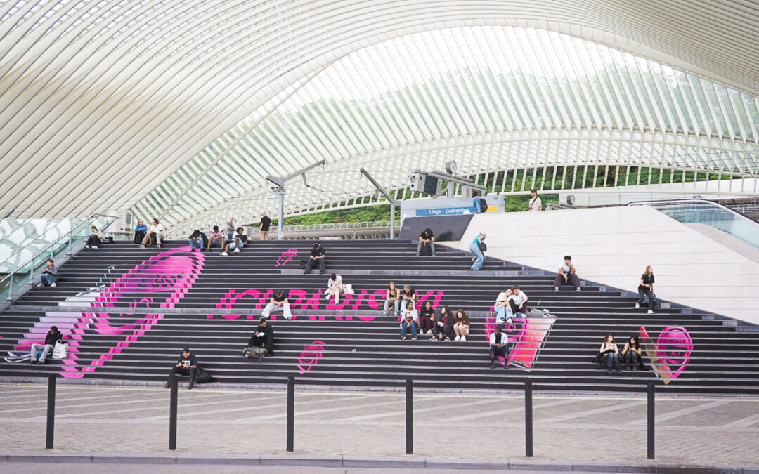 La grande pub Ici Paris XL sur les escaliers de la gare des Guillemins est en réalité illégale