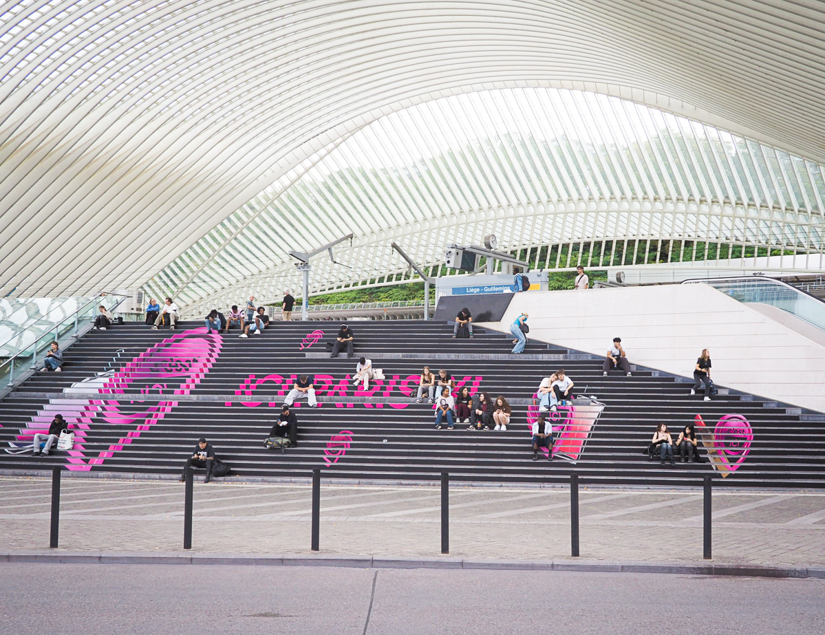 La grande pub Ici Paris XL sur les escaliers de la gare des Guillemins est en réalité illégale