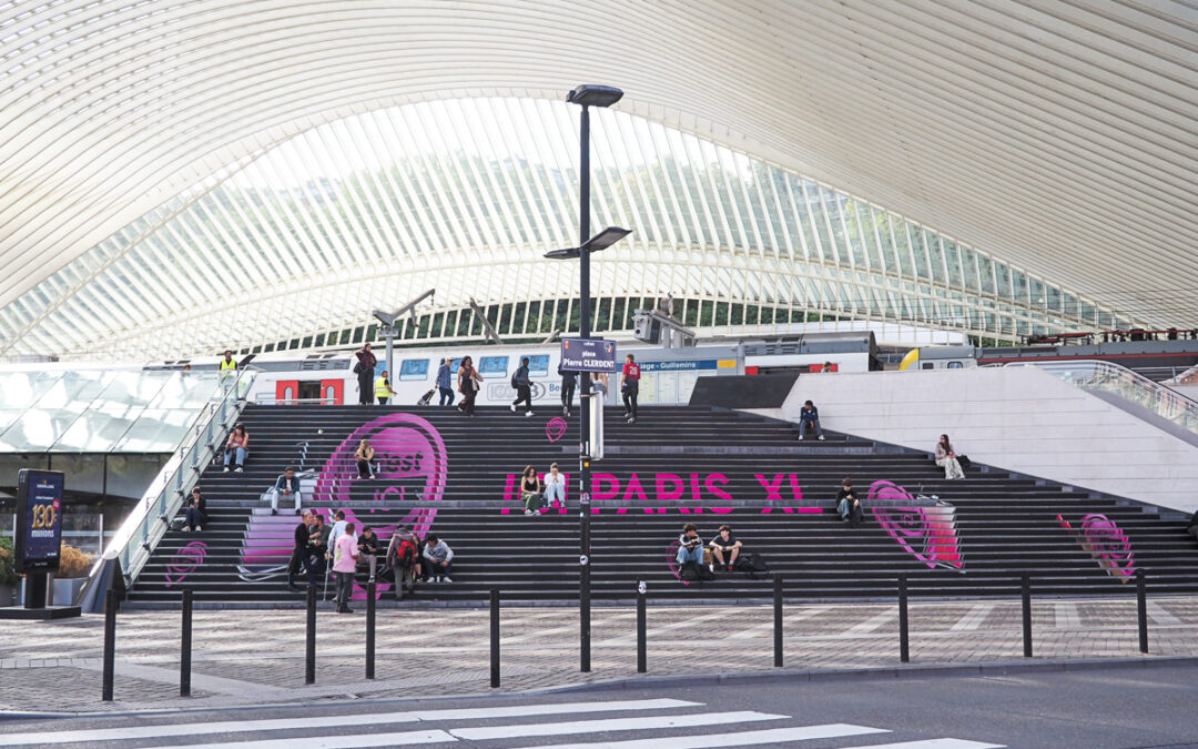 Une fresque publicitaire sur les… marches d’escaliers de la gare de Guillemins
