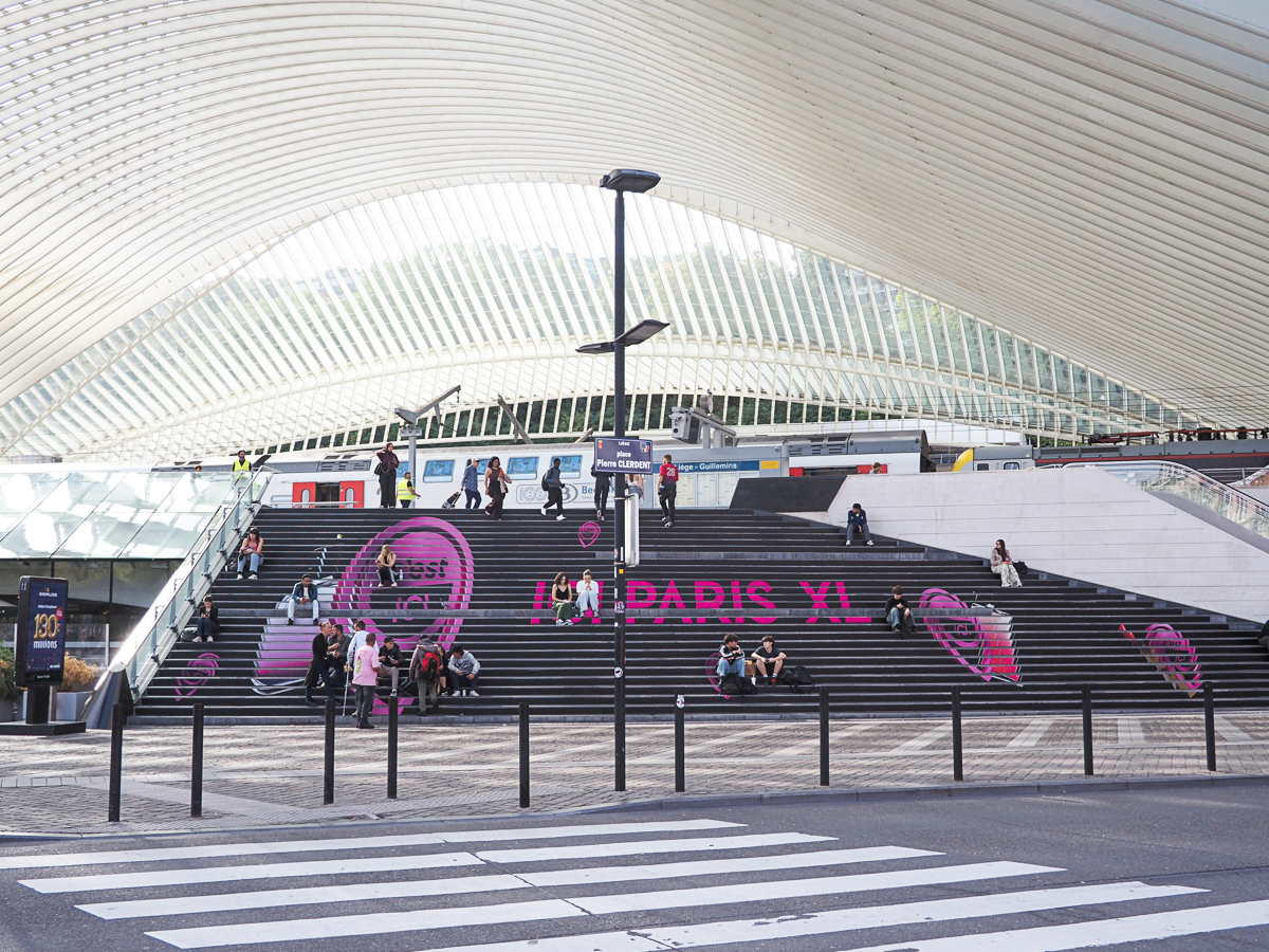 Une fresque publicitaire sur les… marches d’escalier de la gare de Guillemins