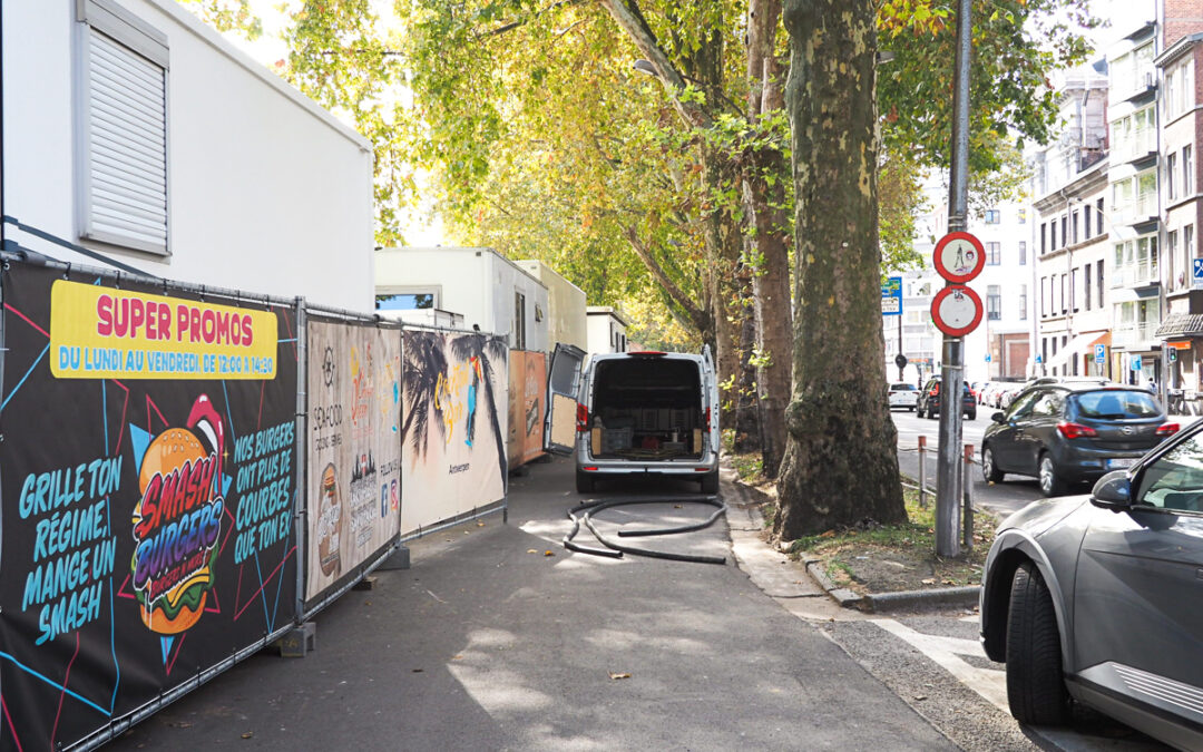 Quand les forains bloquent la piste cyclable du boulevard d’Avroy pour leur installation
