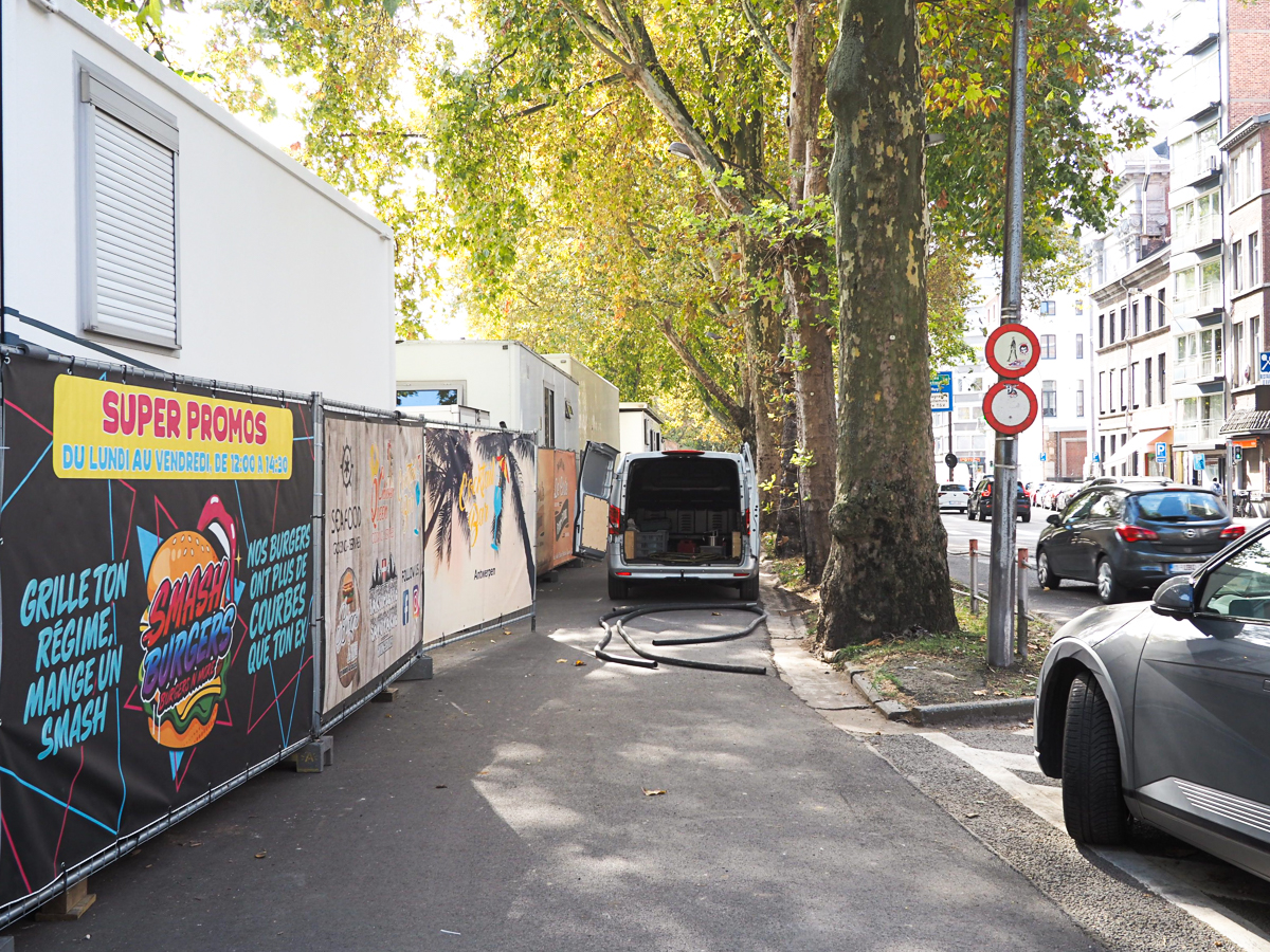 Quand les forains bloquent la piste cyclable du boulevard d’Avroy pour leur installation