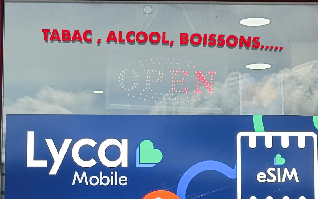 Certains night shops liégeois affichent encore le mot « tabac » sur leur devanture: c’est interdit !