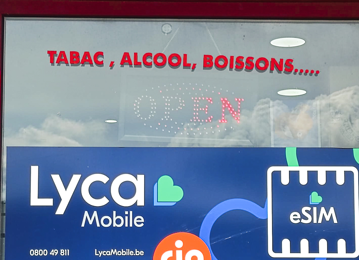 Certains night shops liégeois affichent encore le mot « tabac » sur leur devanture: c’est interdit !