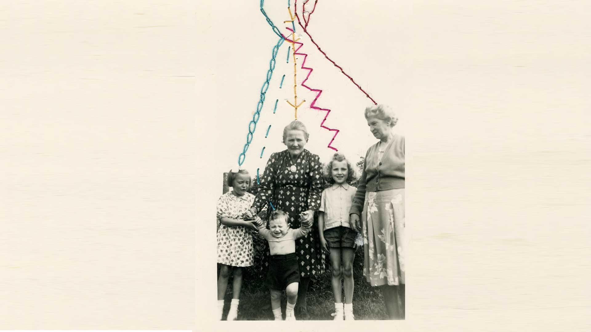 Broderie et collage sur photo de famille avec Cathy Alvarez