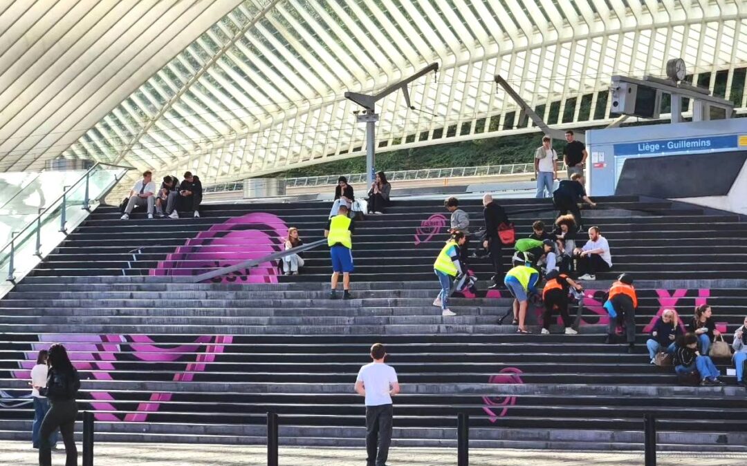 La pub Ici Paris XL polémique sur les escaliers de la gare des Guillemins a été retirée par des militants