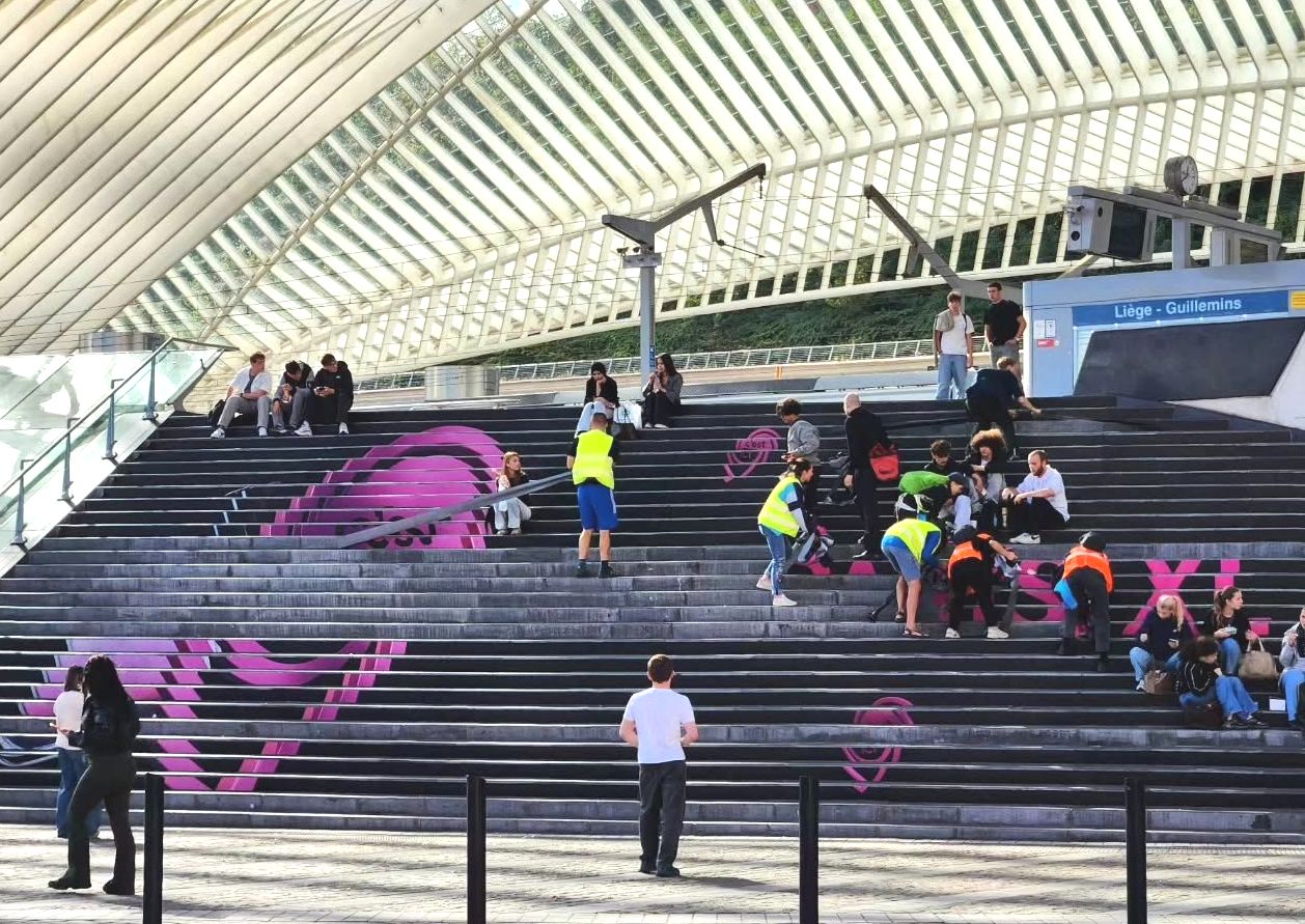 La pub Ici Paris XL polémique sur les escaliers de la gare des Guillemins a été retirée par des militants