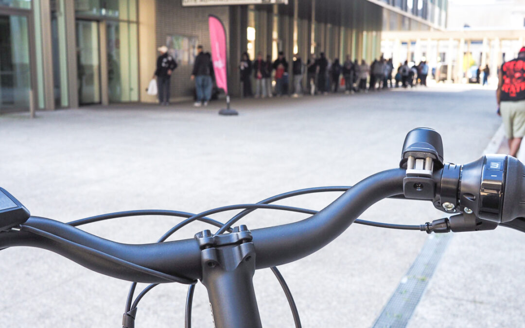 Pourquoi n’y a-t-il aucun arceau pour stationner son vélo devant la Cité administrative ?