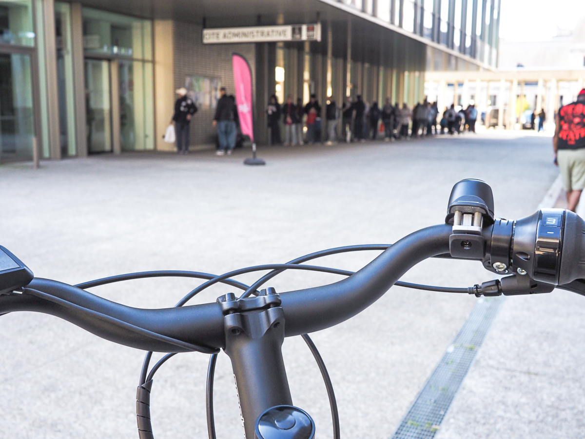 Pourquoi n’y a-t-il aucun arceau pour stationner son vélo devant la Cité administrative ?