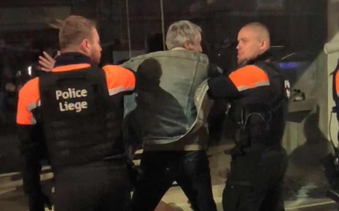 L’humoriste et chroniqueur français Guillaume Meurice secoué par la police, samedi, dans le Carré